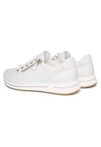 Nízké bílé kožené tenisky se šněrováním a bočním zipem, polstrovaným límcem a podrážkou z přírodní gumy.