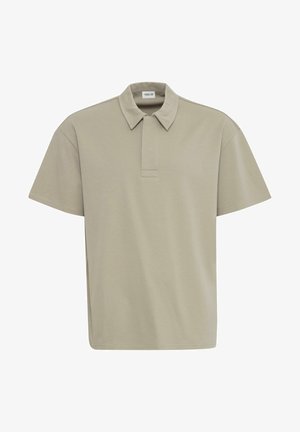 Koszulka polo z krótkim rękawem w jasnym beżu, wykonana z miękkiej bawełny. Posiada płaski kołnierzyk i zapięcie na trzy guziki.