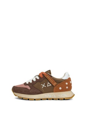 Lässiger Sneaker mit braunen, pinken und orangen Tönen, weißen Schnürsenkeln, floralen Details an der Ferse und geometrischen Designs an der Seite.
