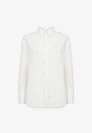 Hvid skjorte med lange ærmer, prydet med små lyserøde hjerte mønstre, som er jævnt fordelt over stoffet. Blødt, let struktureret materiale.