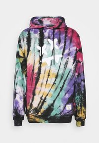 Hoodie w technice tie-dye w żywych kolorach: fioletowym, turkusowym, żółtym i różowym. Duży biały nadruk na klatce piersiowej; regulowany kaptur i sznurki.