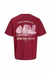 Marlot bomulds T-shirt med hvid grafik af Bryant Parks skyline og træer, med teksten "NATURE'S PLAYGROUND IN THE CITY" ovenfor.
