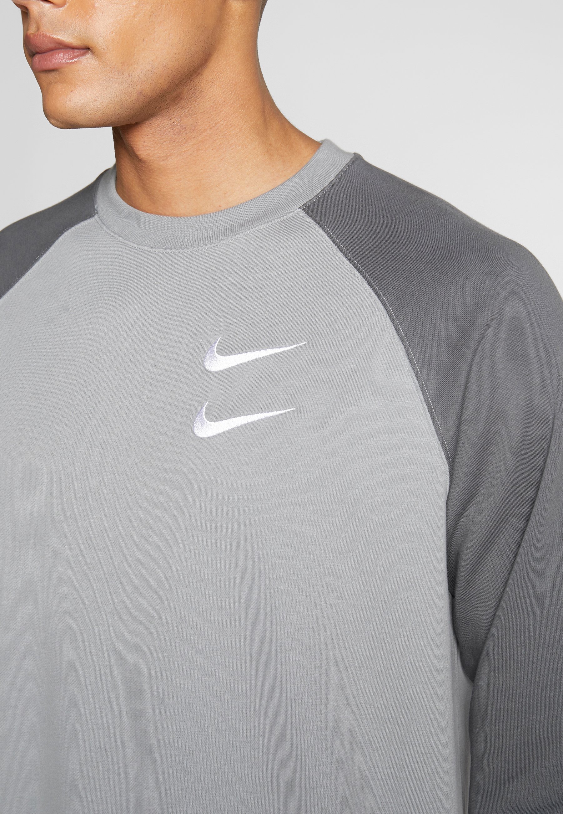 Nike Sportswear Sweatshirt particle greywhitedunkelgrau Nike Sportswear Sweatshirt particle greywhitedunkelgrau