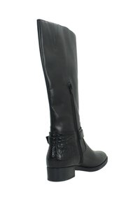 Stivale nero in pelle, fino al ginocchio, con un motivo testurizzato a coccodrillo alla base, asta liscia e zip laterale per la chiusura.