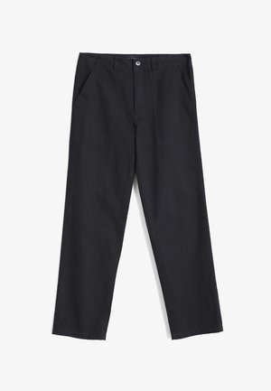 Pantaloni neri a gamba dritta con tasche frontali a toppa, chiusura con bottoni e passanti per cintura, distesi su uno sfondo bianco.