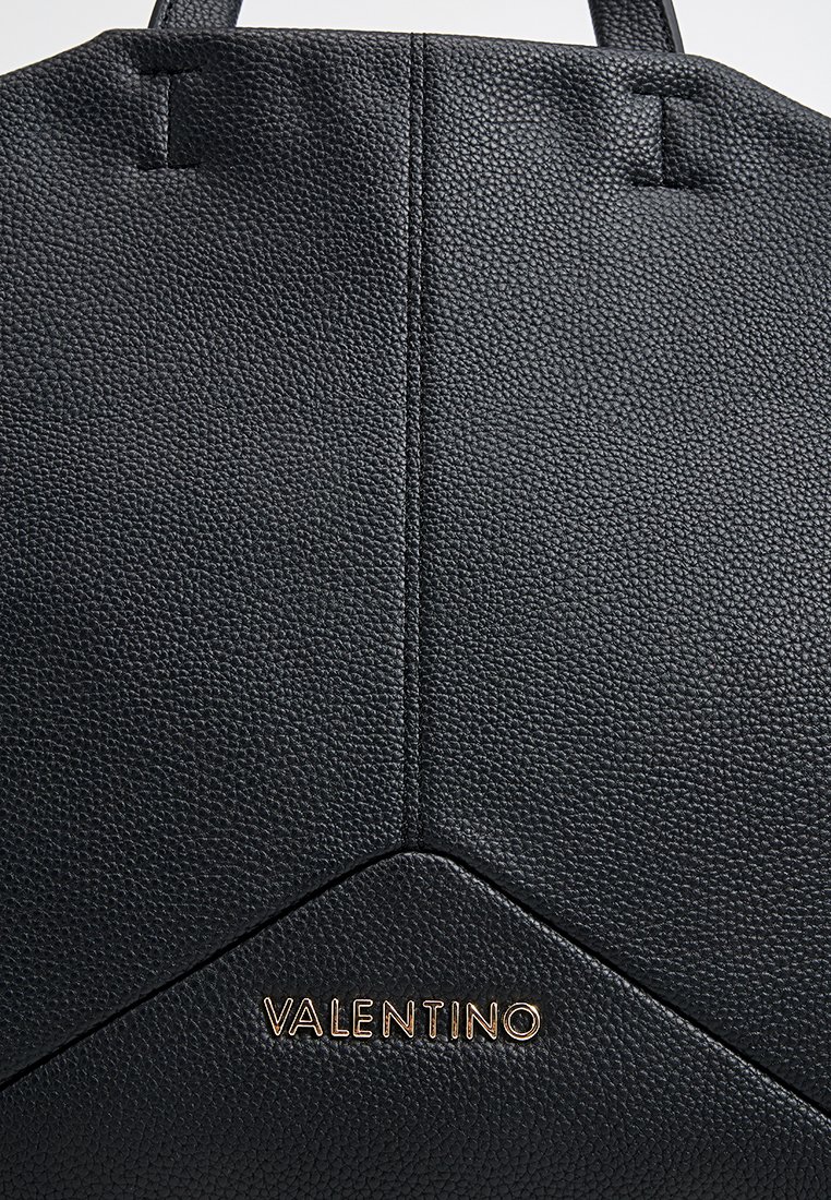 Sac à main en cuir noir avec une surface texturée, présentant un design géométrique et un logo "Valentino" en or à la base.