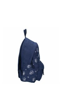 Marineblå stof rygsæk med hvide tegneseriefigurtryk, en frontlomme og polstrede skulderremme. Sideprofilvisning.