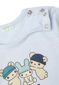 Jasnoniebieska bawełniana koszulka z krótkim rękawem z trzema kreskówkowymi zwierzętami w czapkach. Zapięcia na napy przy ramieniu ułatwiają ubieranie. Miękka tekstura.