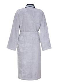 Accappatoio in spugna grigia con maniche lunghe, cintura a fusciacca e colletto a righe navy. Texture morbida e design fino al ginocchio.