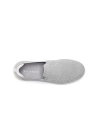 Hellgraue Slippers mit oberflächenstrukturiertem Strick-Obermaterial, subtilen Perforationen, elastischem Kragen und einer weißen Gummisohle. Logo innen aufgedruckt.