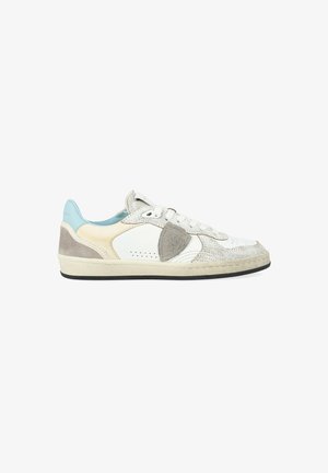 Witte leren sneaker met grijs, beige en lichtblauwe accenten. Heeft een gestructureerde zijpaneel, ronde neus en een rubberen zool.