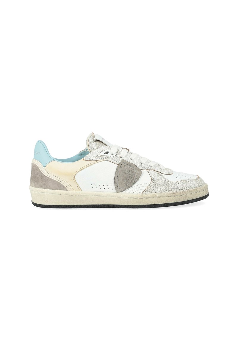 Witte leren sneaker met grijs, beige en lichtblauwe accenten. Heeft een gestructureerde zijpaneel, ronde neus en een rubberen zool.