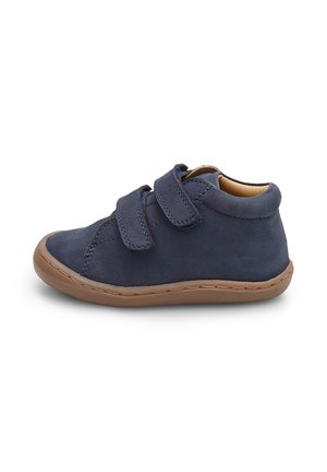 Donkerblauwe leren peuterschoenen met dubbele klittenbandsluitingen, lichtgewicht bruine rubberen zool, ronde neus en gestikte details. Glad oppervlak.