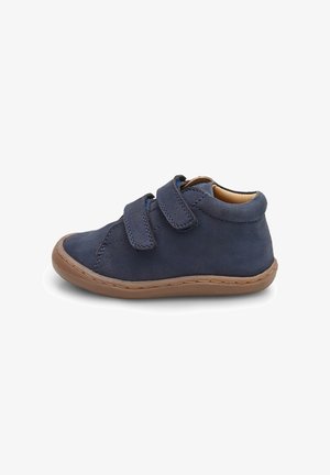 Zapatos para bebé de piel azul marino con dobles correas de velcro, suela ligera de goma marrón, punta redondeada y detalles cosidos. Textura suave.