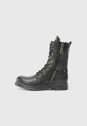 Zwarte leren enkelboots met een ronde neus, vetersluiting aan de voorkant en een ritssluiting aan de zijkant. Voorzien van metalen oogjes en een gestructureerde zool.