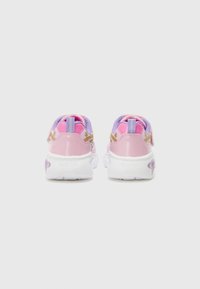 Lila und rosa Kinderschuhe mit glänzender Oberfläche, ausgestattet mit einem Klettverschluss und einem gepolsterten Schaft. 'GEOX'-Markierung an der Ferse.