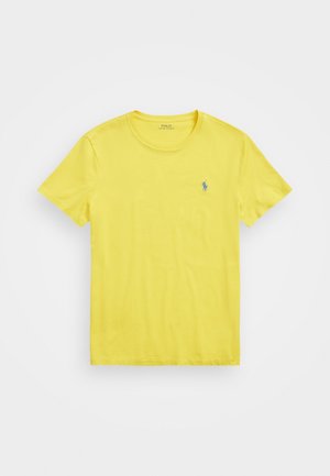 T-shirt jaune à manches courtes avec col rond et petit logo bleu brodé sur le côté gauche de la poitrine, posé à plat sur un fond clair.