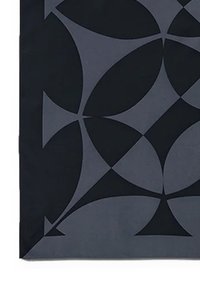 Tissu noir et gris présentant un motif géométrique de cercles et de formes chevauchants, texture lisse et design moderne et épuré.