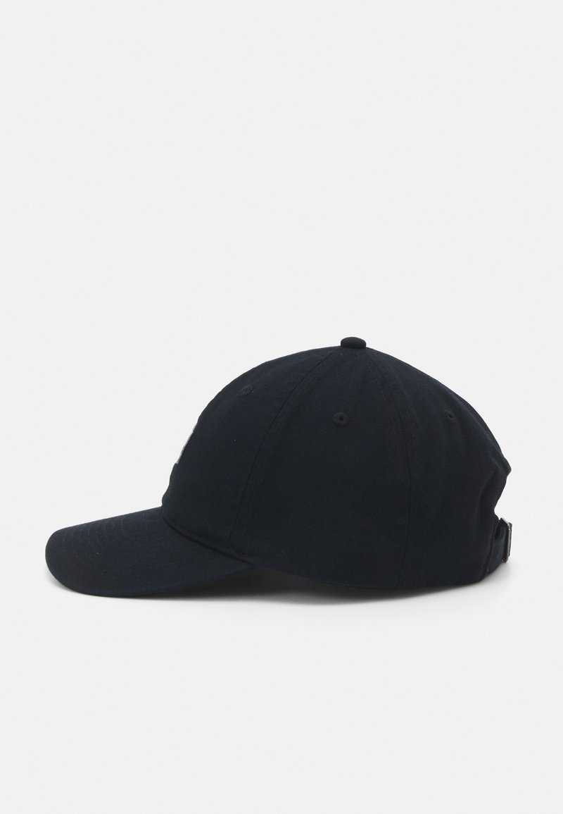 Gorra de béisbol de algodón negra con visera curva, correa ajustable en la parte posterior y seis ojales de ventilación en la corona.