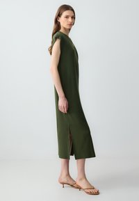 Jimmy Key CREW-NECK MIDI WITH SLIT DETAIL - Abito in maglia - light green