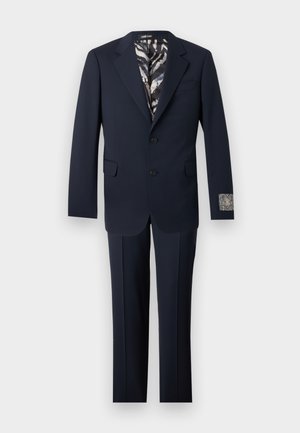 Marineblauer Zweiknopf-Anzug mit Kerbkragen, Pattentaschen und innen sowie am linken Ärmelaufschlag sichtbarem Zebramuster-Futter.