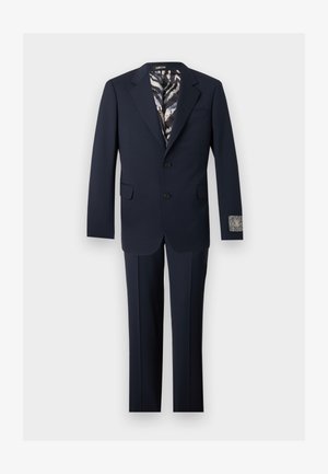 Marineblauer Zweiknopf-Anzug mit Kerbkragen, Pattentaschen und innen sowie am linken Ärmelaufschlag sichtbarem Zebramuster-Futter.
