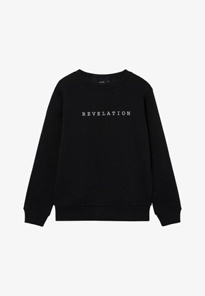 Sort langærmet sweatshirtt med rund hals og hvid tekst "REVELATION" trykt centreret på forsiden.