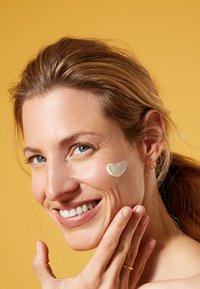 NIVEA SUN UV FACE SHINE CONTROL LOTION nieokreślony