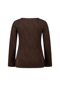 Bruine lange mouwen top met verhoogde golvende verticale lijnen textuur, ronde halslijn en een aansluitende silhouet.