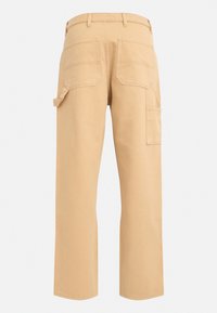 Lys beige cargo bukser med en avslappet passform. Har to baklommer og en sidelomme. Laget av slitesterk bomullsstoff.