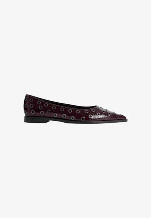 Chaussure plate en cuir verni bordeaux avec des œillets métalliques ronds, bout pointu et semelle noire basse ; texture lisse avec un design élégant.
