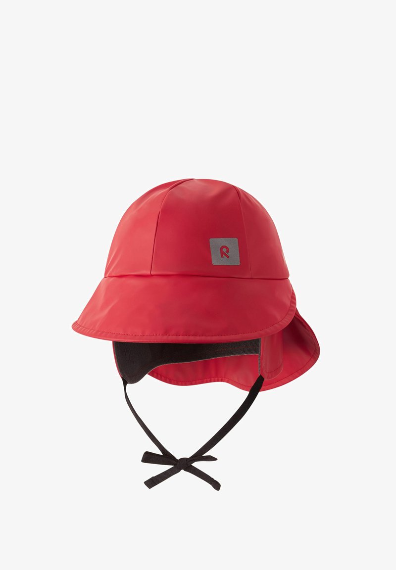 Czerwony wodoodporny kapelusz z szerokim rondem, regulowanym paskiem podbródkowym oraz szarym logo na przodzie. Gładka tekstura, odpowiedni do użytku na świeżym powietrzu.