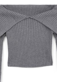 Grauer gerippter Strickoberteil mit einem schulterfreien Design, das eine strukturierte Oberfläche und eine eng anliegende Passform aufweist. Der Stoff hat ein weiches Aussehen.