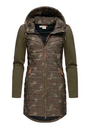 Padded jacket s hnědým prošívaným tělem s listovými vzory, zelenými rukávy a kapucí. Obsahuje zipové kapsy a béžové akcenty.