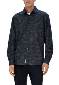 Donkerblauwe blouse met lange mouwen, voorzien van een textuurstof met dunne, contrasterende strepen, knoopsluiting en een rechte onderkant. Verstelbare manchetten.