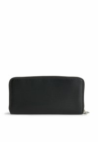 Portafoglio nero con zip a tutto giro e superficie testurizzata a righe. Bordo liscio e zip in metallo. Forma sottile e rettangolare per una facile maneggevolezza.