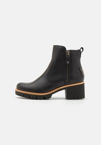 Bottine en cuir noir avec un dessus texturé, fermeture éclair latérale et un talon bloc robuste. La semelle en caoutchouc présente des motifs pour une meilleure adhérence.