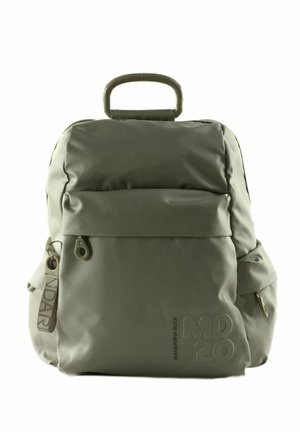 Petit sac à dos gris avec poignée supérieure, poche avant zippée, poches latérales et étiquette porte-clés indiquant "MDAR."