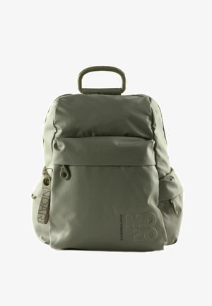 Petit sac à dos gris avec poignée supérieure, poche avant zippée, poches latérales et étiquette porte-clés indiquant "MDAR."