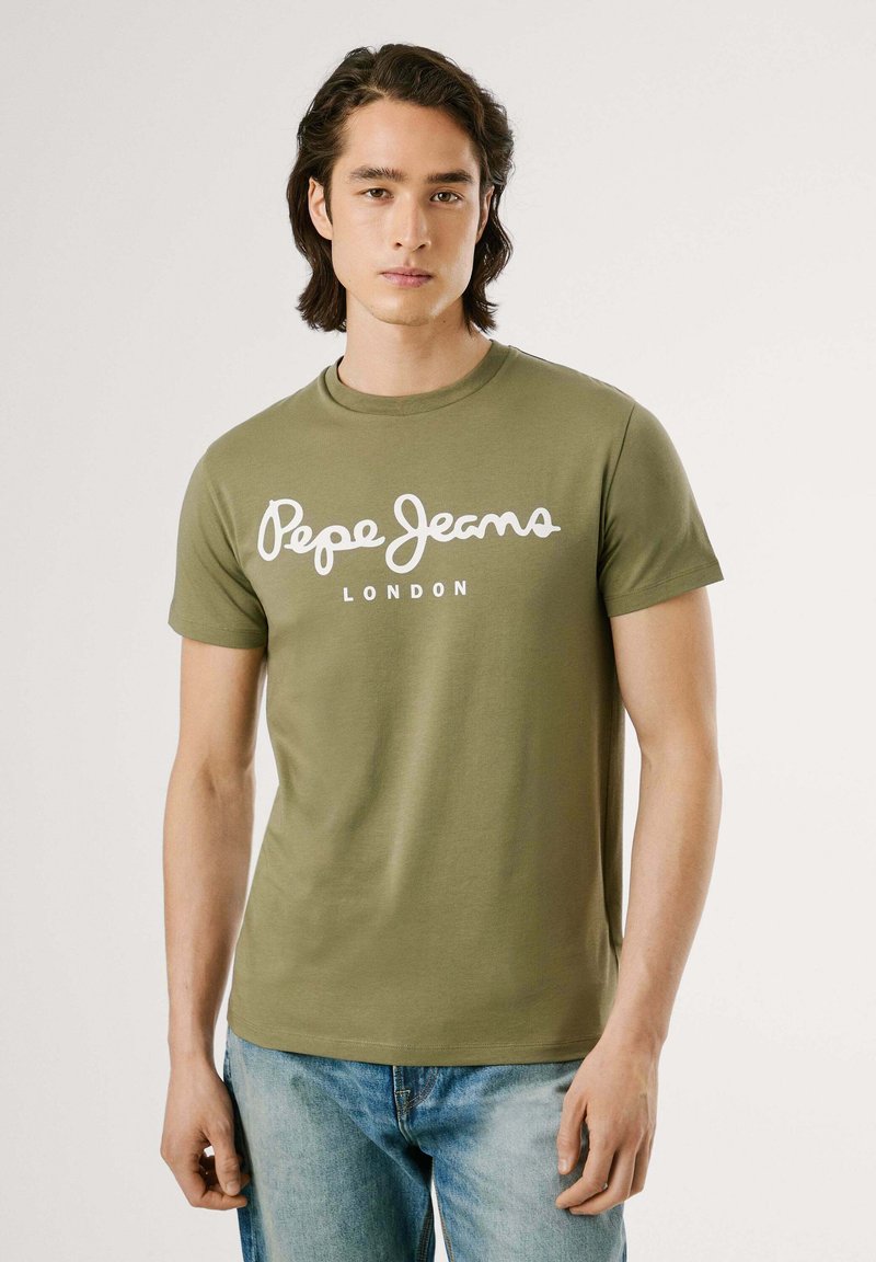 Camiseta de algodón verde oliva con cuello redondo, con el texto impreso "Pepe Jeans LONDON" en blanco en el pecho.