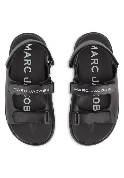 Μαύρα σανδάλια με συνθετικό υλικό, ρυθμιζόμενους ιμάντες και εμφανές λογότυπο "MARC JACOBS" στο πέλμα σε λευκό χρώμα.