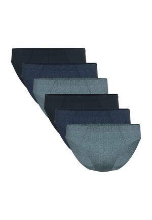 Seis pares de ropa interior masculina tipo slip en colores alternos azul oscuro, negro y gris, ordenadamente apilados en una disposición en abanico.