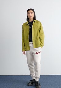 Nike Sportswear JOGGER - Παντελόνι φόρμας - light orewood brown