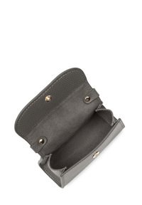 Grijze leren portemonnee met een gestructureerde buitenkant, gouden drukknoopsluiting en een suède-achtige binnenkant; bevat twee compartimenten voor kaarten.