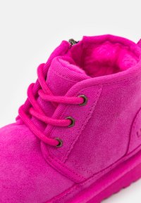 UGG NEUMEL - Botins de atacadores - rock rose