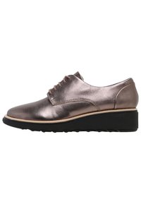 Lichtroze leren veterlaars met een ronde neus, strak design en een zwarte wigzool. Heeft subtiele stiksels op het bovenwerk.