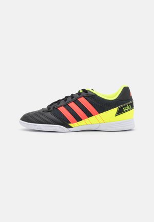 SUPER SALA UNISEX - Indoor football boots - core black/solar red/team solar yellow