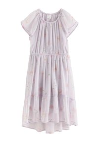Robe mauve clair en tissu doux et fluide avec des manches courtes à volants. Elle présente une taille froncée, une jupe à volants et un motif de papillons floraux.