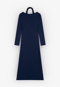Marineblauwe lange mouw jurk met een brede halslijn, rechte snit en een split aan de achterkant. Gemaakt van een soepele stof en met minimale details.
