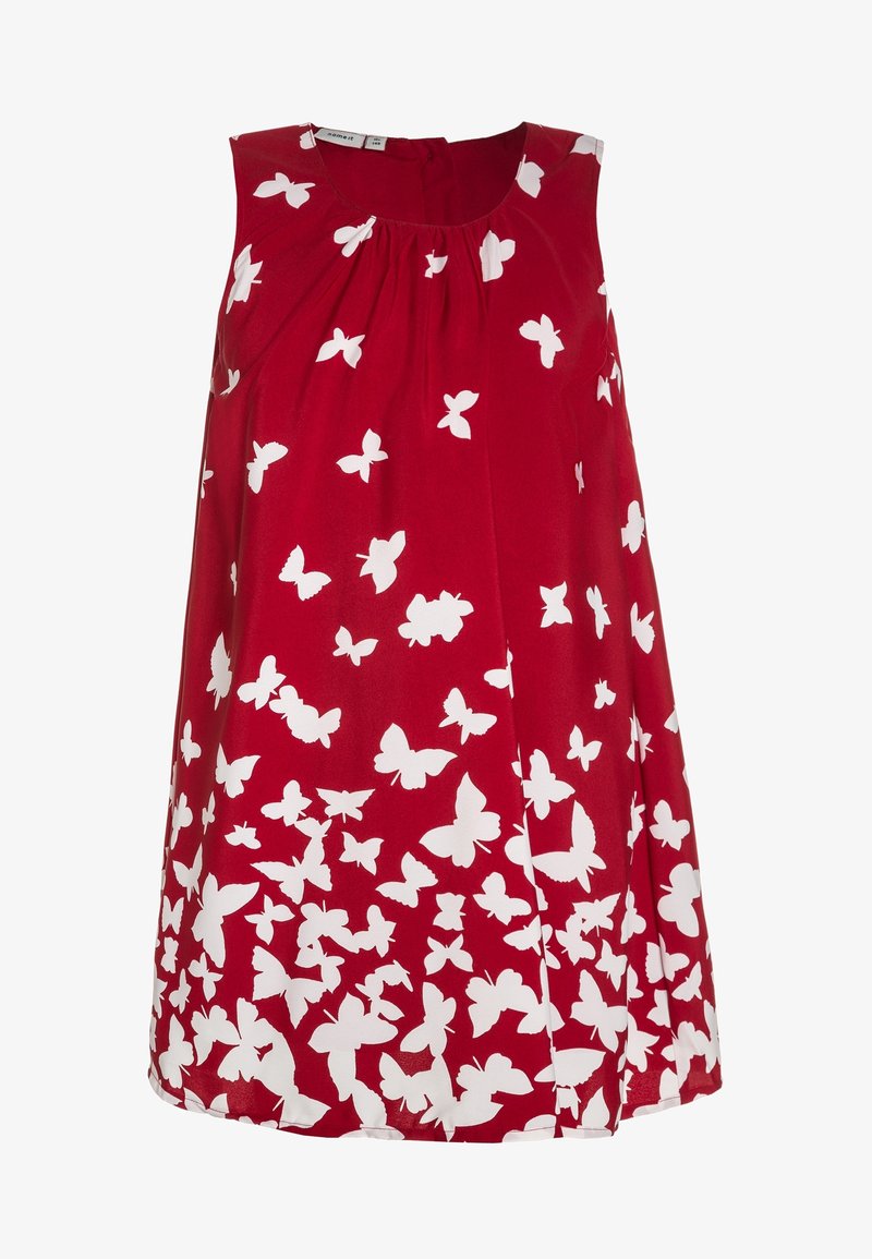 Robe rouge sans manches avec un col rond, des détails plissés et un motif papillon blanc imprimé sur l'ensemble du tissu.